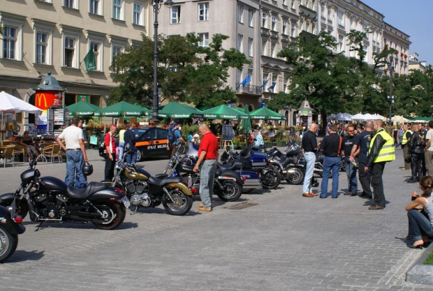 Harley Davidson na Krakowskim Rynku
07 września 2006 #Harley #Davidson #Kraków