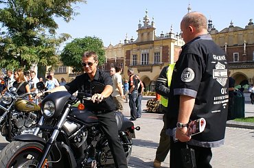 Harley Davidson na Krakowskim Rynku
07 września 2006 #Harley #Davidson #Kraków