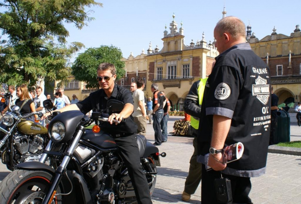 Harley Davidson na Krakowskim Rynku
07 września 2006 #Harley #Davidson #Kraków