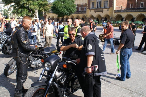 Harley Davidson na Krakowskim Rynku
07 września 2006 #Harley #Davidson #Kraków