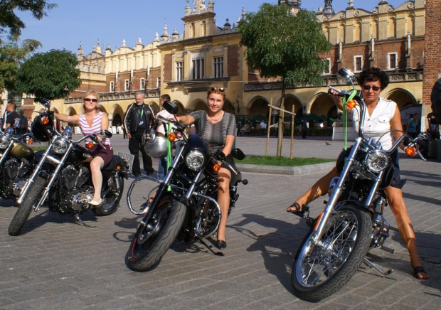 Harley Davidson na Krakowskim Rynku
07 września 2006 #Harley #Davidson #Kraków