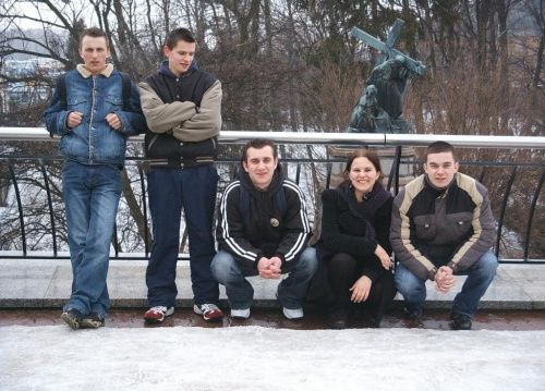 część klasy od lewej Piotrek, Tomek, Łukasz, Anka i Łukasz