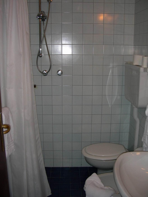 Łazienka taka sobie, dziwny prysznic nie obudowany podloga wypoziomowan