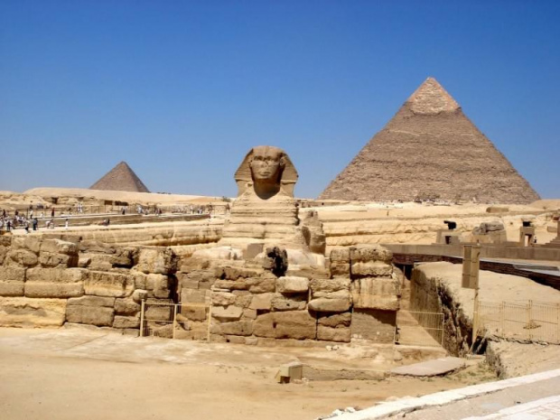 Piramida Chefrena w Gizie. Na pierwszym planie stróż piramid Sfinx