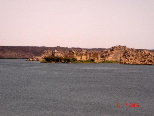Wyspa ze światynią na Jeziorze Nassera.