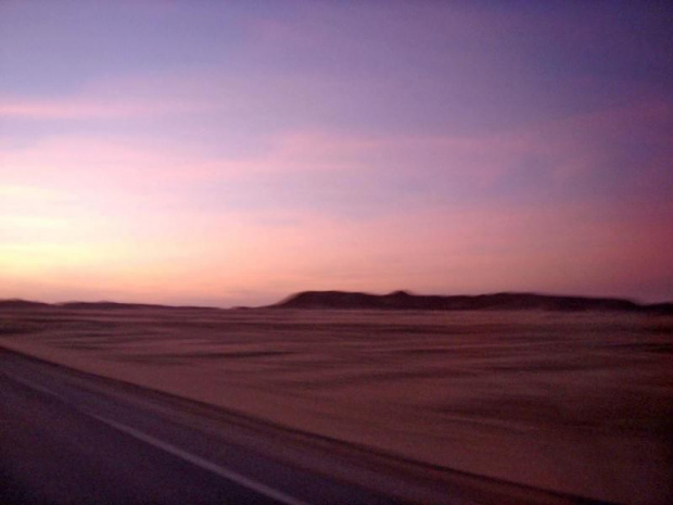 Wschód słońca na Pustyni Nubijskiej. Okolice Zwrotnika Raka. Jedno z najsuchszych miejsc na ziemi i miejsce wspaniałych miraży