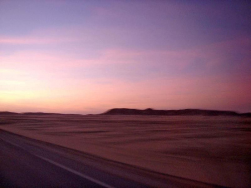 Wschód słońca na Pustyni Nubijskiej. Okolice Zwrotnika Raka. Jedno z najsuchszych miejsc na ziemi i miejsce wspaniałych miraży