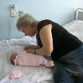 dziś mój wielki dzień - rodzice zabierają mnie do domu, babcia ubiera mnie do wyjścia