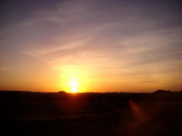 Wschód słońca na Pustyni Nubijskiej. Okolice Zwrotnika Raka. Jedno z najsuchszych miejsc na ziemi i miejsce wspaniałych miraży!