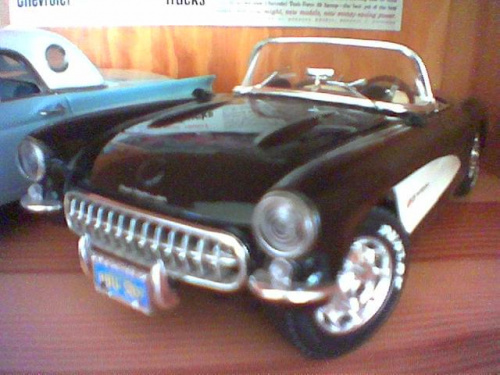 Corvette z Bburago po delikatnej waloryzacji- biale napisy na kolach, drewniana kierownica, malowany silnik.