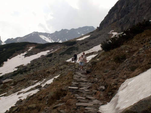 Przełęcz nad wrotami i Stawy Staszica. #Tatry #czerwiec #MorskieOko