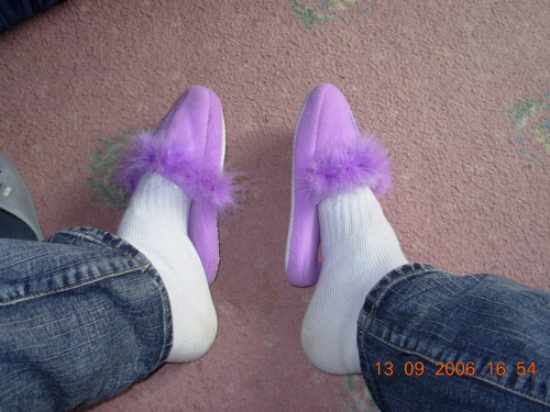 Kamil troche za małe kapcię kupił na moją siostre która ma już swoje lata :-) No moich nogach jak widać nie pasują za bardzo :-)