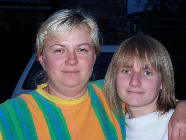 dwie nasze blondyneczki...od lewej Matka Polka zwana pospolicie Ulka...a obok niej majne sister Gosiaczek...:)