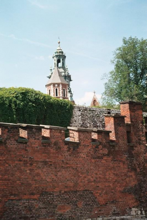 wzdłuż murów obronnych Wawelu