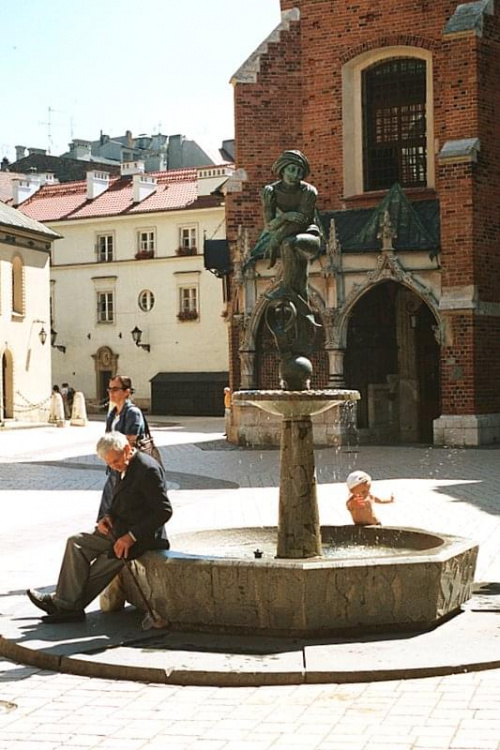 na Rynku przy fontannie żaka