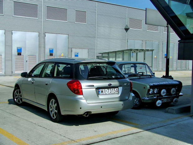 Subaru Martyny Wojciechowskiej (?) i FIAT 125p Macieja Zientarskiego