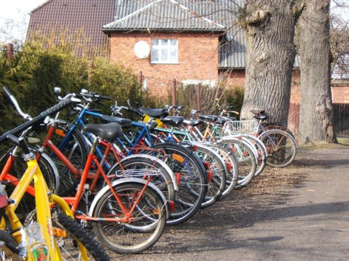 Poczekalnie rowerów dla osób na mszy...