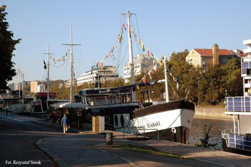 Na rzece Aura stoi mnóstwo statków - restauracji.