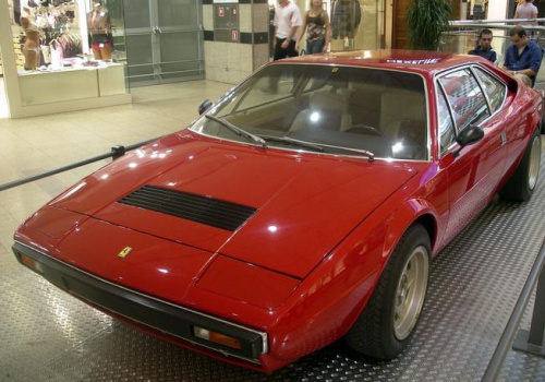 Dino 308 Gt 4, IMO najbrzydsze i najgorsze Ferrari na pokazie.