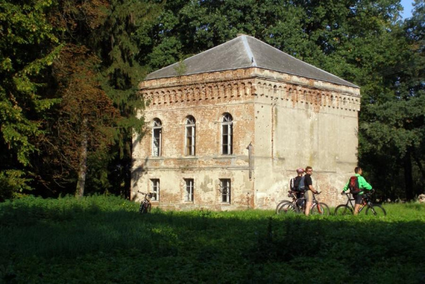 Relacja fotograficzna z wycieczki odbytej 17 IX 2006 roku. Przebiegała ona przez centralną cześć borw tucholskich. Trasa wiodła ze Smętowa przez Osiek i Legbąd do Rytla
Więcej na:
www.phantom.blog.pl