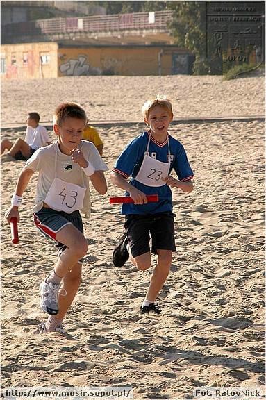 Sztafetowe Biegi Przełajowe po plaży w Sopocie. Organizator sopocki MOSiR #Sp9WSopocie