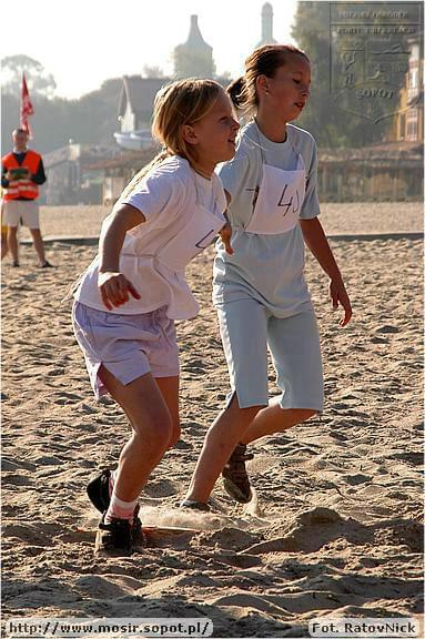 Sztafetowe Biegi Przełajowe po plaży w Sopocie. Organizator sopocki MOSiR #Sp9WSopocie