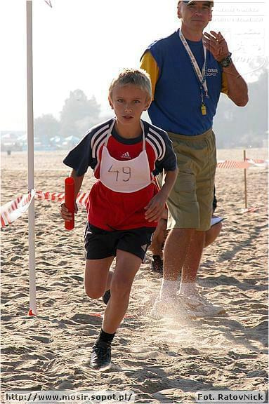 Sztafetowe Biegi Przełajowe po plaży w Sopocie. Organizator sopocki MOSiR #Sp9WSopocie