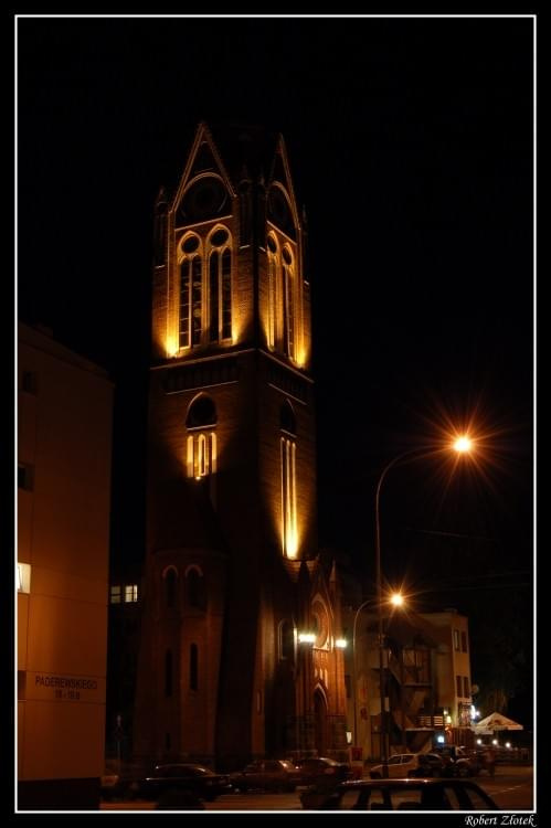 Wieża kościoła ewangelickiego z 1906 roku w Świnoujściu. #kościół #wieża #noc #Świnoujście #morze #miasto