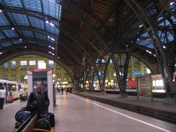 Stacja Kolejowa w Lipsku, z pasażem handlowym. #Liepzig #train