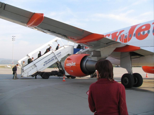 wejście na pokład samolotu linii EasyJet #LotniskoKrakówBalice