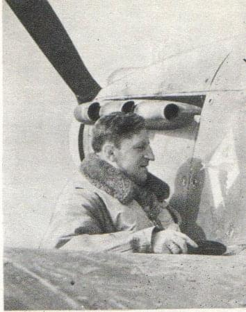 Ppor. Tadeusz Nowak poległ w 1941 r. Na kadłubie samolotu lecąca kaczka - godło 308 dywizjonu, przejęta z toruńskiego 4 pułku lotniczego.