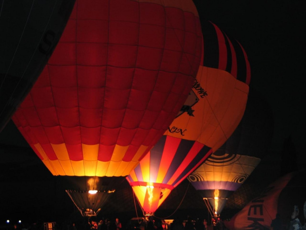 Nocny pokaz balonów podczas XV Balonnowego Pucharu Leszna