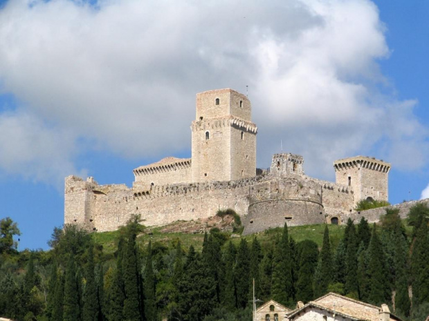 redniowieczny zamek obronny Rocca Maggiore