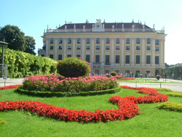 Pałac z bocznego ogrodu