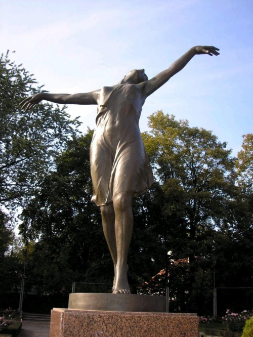 Posąg "Tancerki" w ogrodzie różanym w Parku Skaryszewskim