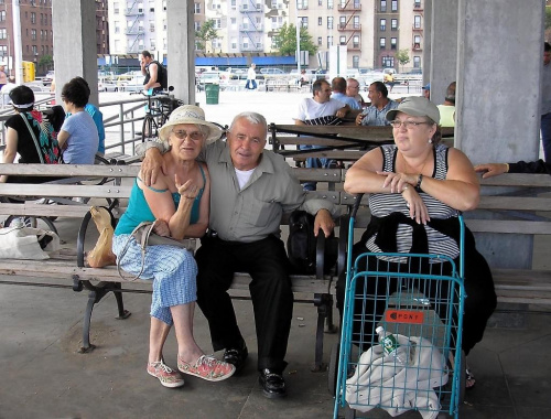 Dzielnica rosyjska. Nooo, moja Mama ma całkiem niezłe wzięcie, hohohooooooo. Ale spójrzmy na wyraz Jej twarzy, chyba raczej nie jest tym zachwycona