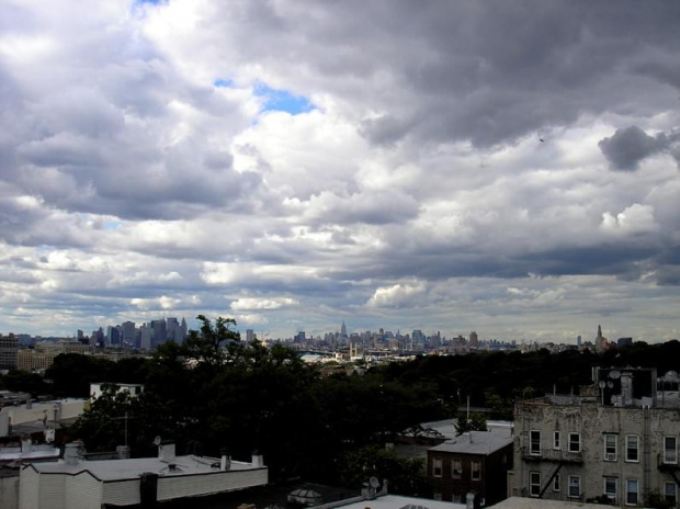 Drapacze chmur Manhattanu widziane od strony Brooklynu. Zdjęcie robione z dachu domu mojej Mamy