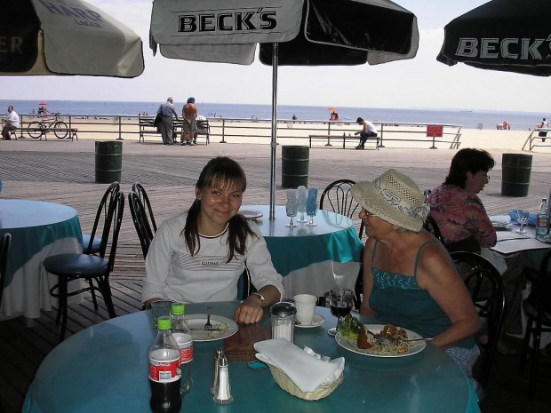 Brighton Beach - już dzielnica rosyjska. Tu w rosyjskiej restauracji