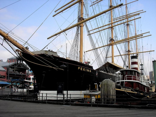 Manhattan - dzielnica South Streat Sea Port, gdzie jest urocze molo, masa uroczych restauracyjek i sklepików. Tu statek