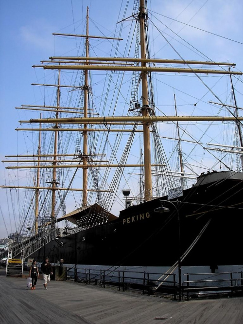 Manhattan - dzielnica South Streat Sea Port, gdzie jest urocze molo, masa uroczych restauracyjek i sklepików. Tu statek