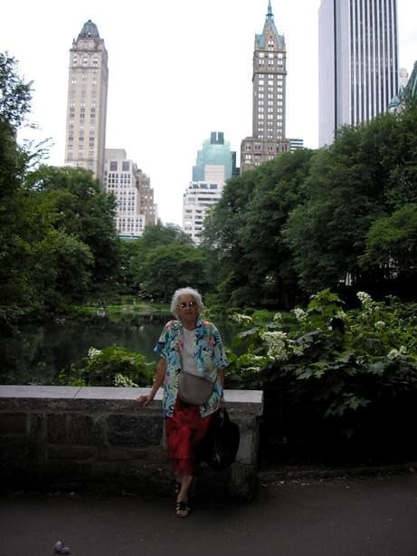 Nowojorski Central Park. Największy park w Nowym Jorku, jednak wszystko jest w nim zrobione ręką człowieka. Pod tą masą zieleni, jest beton, a pod nim cała machineria, która włącza sztuczne strumyczki, wodospady, źródełka. Nie ma w nim niestety nic nat...