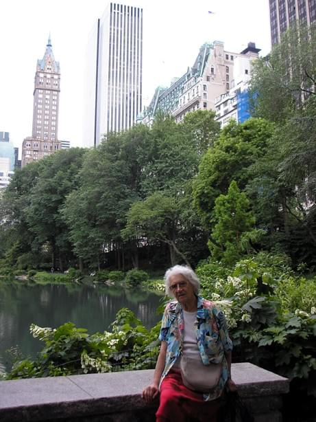 Nowojorski Central Park. Największy park w Nowym Jorku, jednak wszystko jest w nim zrobione ręką człowieka. Pod tą masą zieleni, jest beton, a pod nim cała machineria, która włącza sztuczne strumyczki, wodospady, źródełka. Nie ma w nim niestety nic nat...