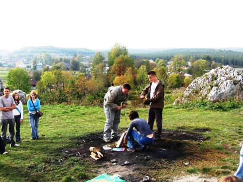 płonie ognisko w lesie