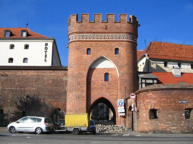Brama Mostowa a za niš spichlerz zaadaptowany na hotel #Toruń