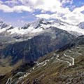 Widok z przełęczy Portachuelo Llanganuco (4767 mnpm) na Nevado Huandoy (prawdopodobnie), niedaleko szczytu Huascaran, Peru