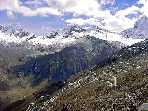 Widok z przełęczy Portachuelo Llanganuco (4767 mnpm) na Nevado Huandoy (prawdopodobnie), niedaleko szczytu Huascaran, Peru