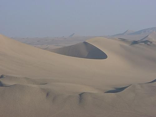 Widok na pustynię niedaleko miasta Ica, Peru