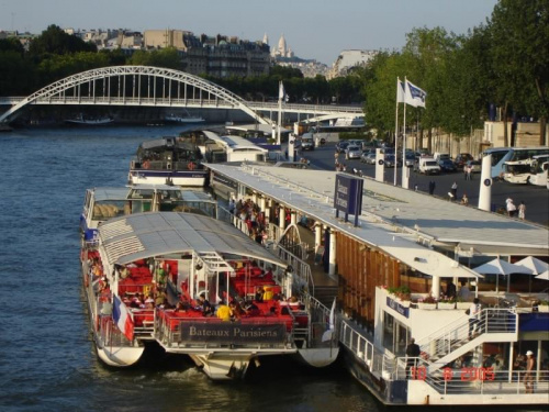 Paris VII (7. dzielnica Paryża) - Pont d'Iéna (Most Iéna) - widok na statki