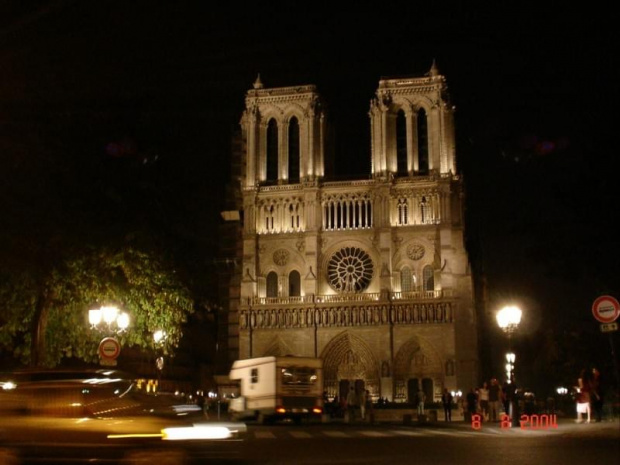 Paris IV (4. dzielnica Paryża) - Katedra Notre-Dame oraz od niedawna plac Jana Pawła II !