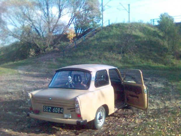 trabant przed mostem w urlach